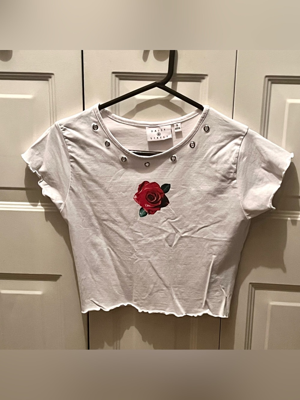 Daisy Street white red rose grommet cropped t-shirt small